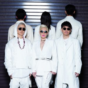 Cover art for『m-flo loves Sik-K & eill & Taichi Mukai - tell me tell me』from the release『3/6にm-flo loves復活&新曲