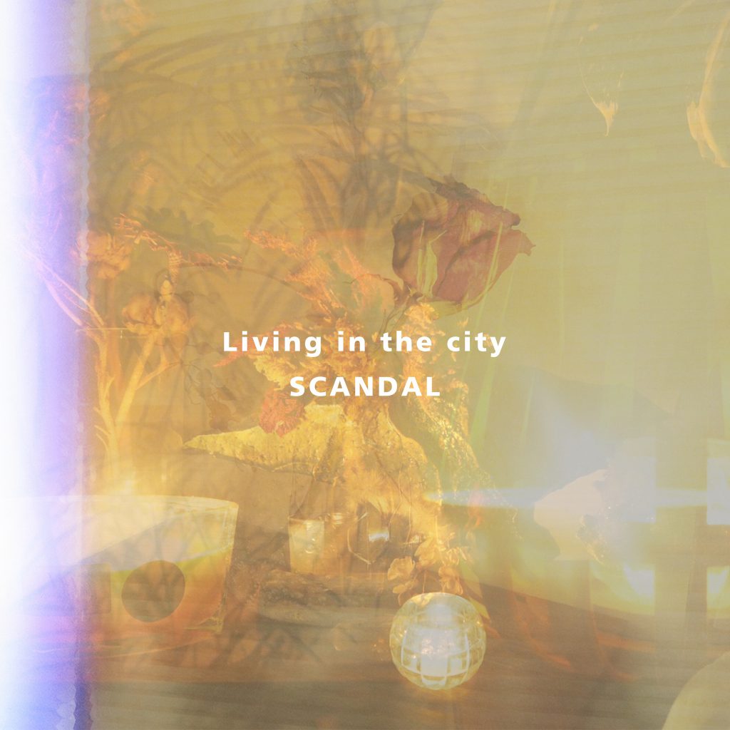 『SCANDAL - Living in the city』収録の『Living in the city』ジャケット