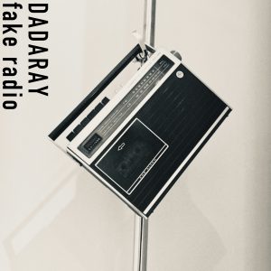 『DADARAY - fake radio』収録の『fake radio』ジャケット