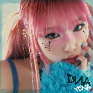 『YENA - SMARTPHONE -Japanese Ver.-』収録の『DNA』ジャケット